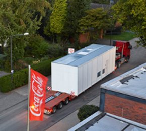 Anlieferung eines mobilen Dampfkessels bei Coca Cola